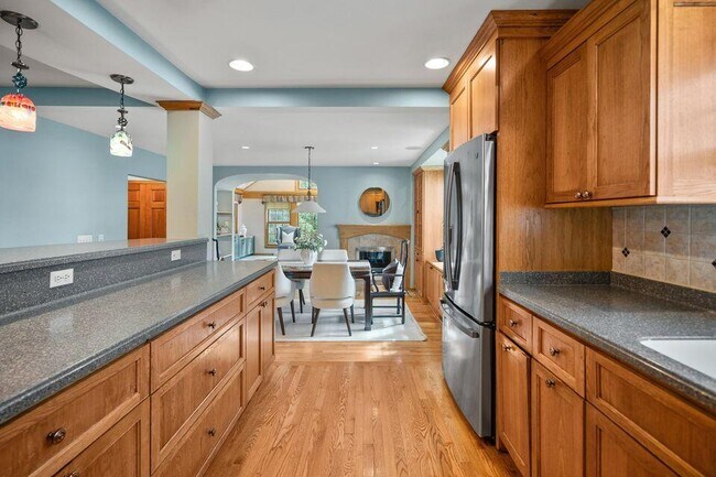 Building Photo - 5160 N Kent Ave