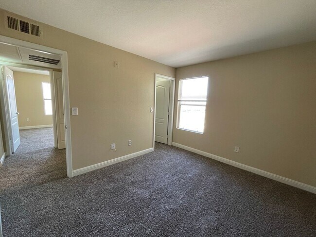 Building Photo - Gorgeous 2nd Floor Unit-Available Now!