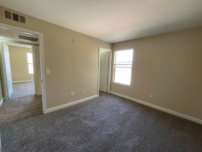 Building Photo - Gorgeous 2nd Floor Unit-Available SOON!