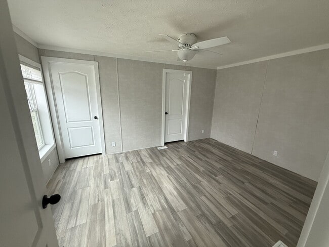 Building Photo - 430 N Crotty Ln