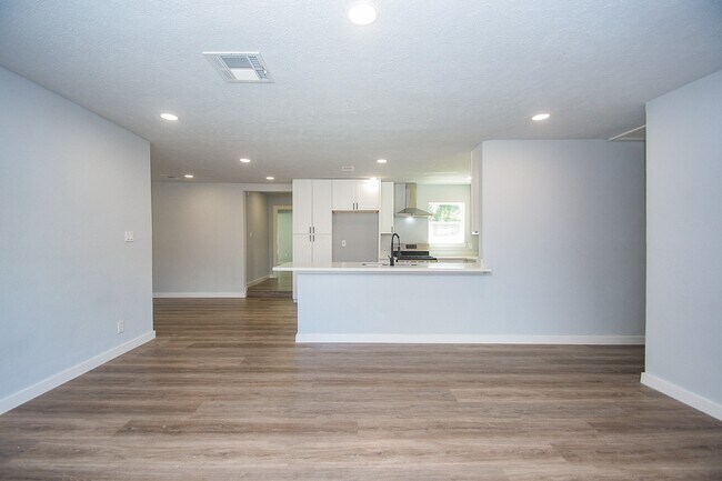 Building Photo - 9230 Lanewood Dr