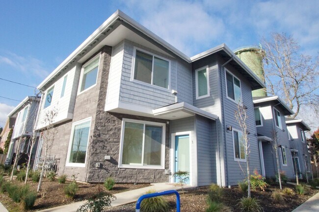 Building Photo - Stylish 2-Bedroom Townhouse in St John's R...