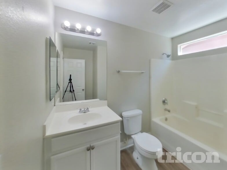 Building Photo - 9827 W Spinnaker Creek Ave