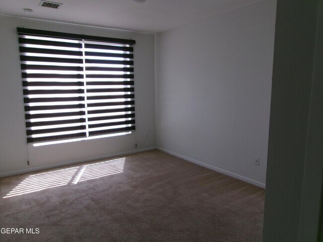 Building Photo - 4200 Camelot Heights Dr