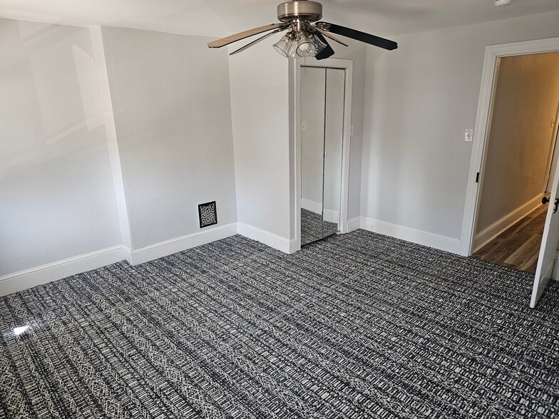 Building Photo - 721 W Oak St