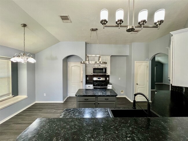 Building Photo - 3210 Blue Bonnet Dr