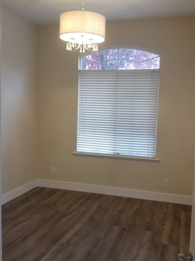 Building Photo - Spacious 4-Bedroom Home in a Great Neighborhood!