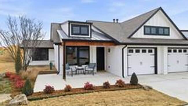 Building Photo - Fully Updated 2 Bedroom Duplex in Convenient Broken Arrow Location