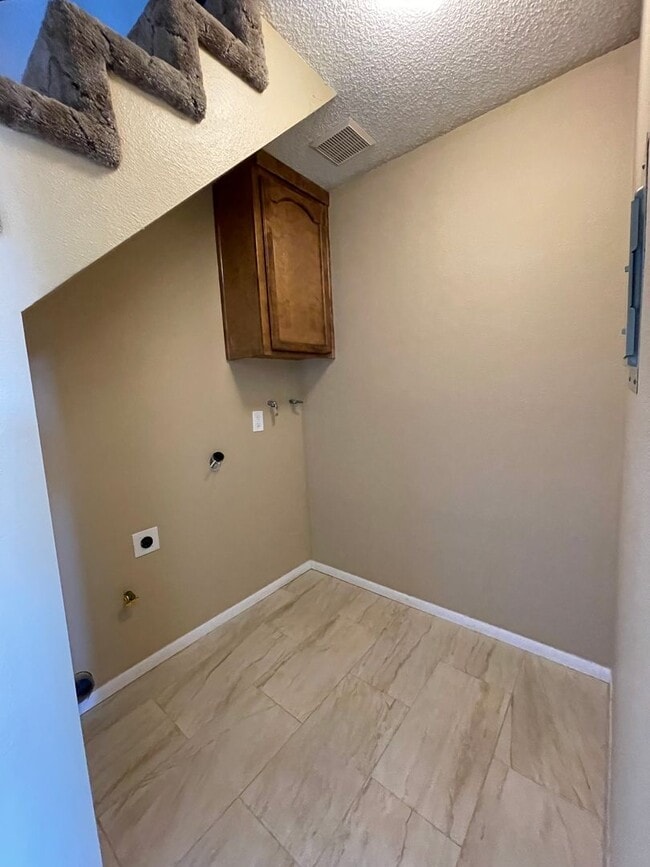 Building Photo - Mesa Circle Drive Townhouse with Loft!