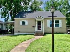 Building Photo - 821 W 7th St