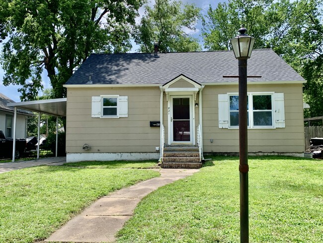 Building Photo - 821 W 7th St