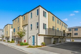 Building Photo - 5257 Beachfront Cove