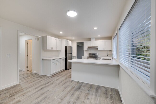 Building Photo - Beautifully Remodeled 4-Bedroom Home in Ke...