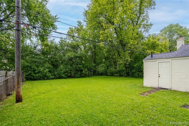 Building Photo - 18261 Brentwood St