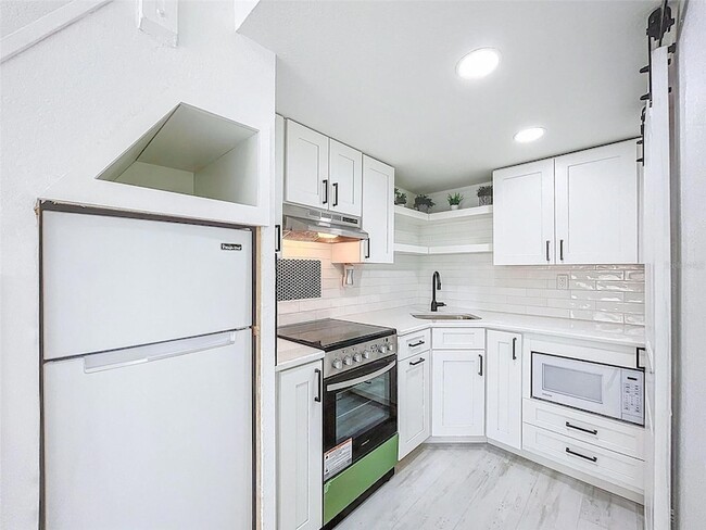 Building Photo - 1600 Pasadena Dr