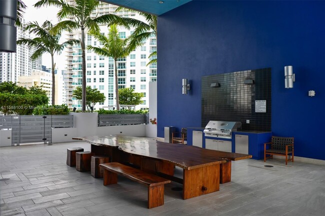 Building Photo - 1300 Brickell Bay Dr