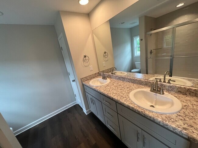 Building Photo - FIRST MONTH'S RENT FREE!