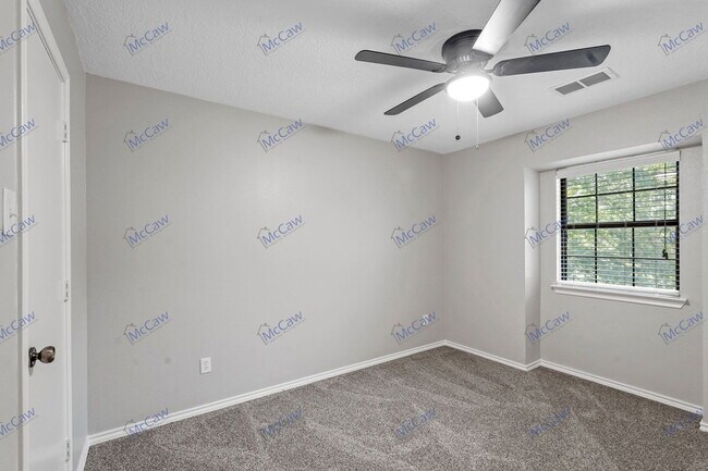 Building Photo - 606 Oak Ridge Dr