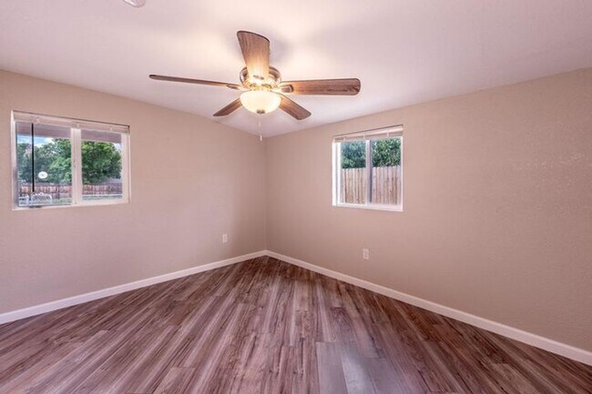 Building Photo - 2 Bed Home walking distance to College and...