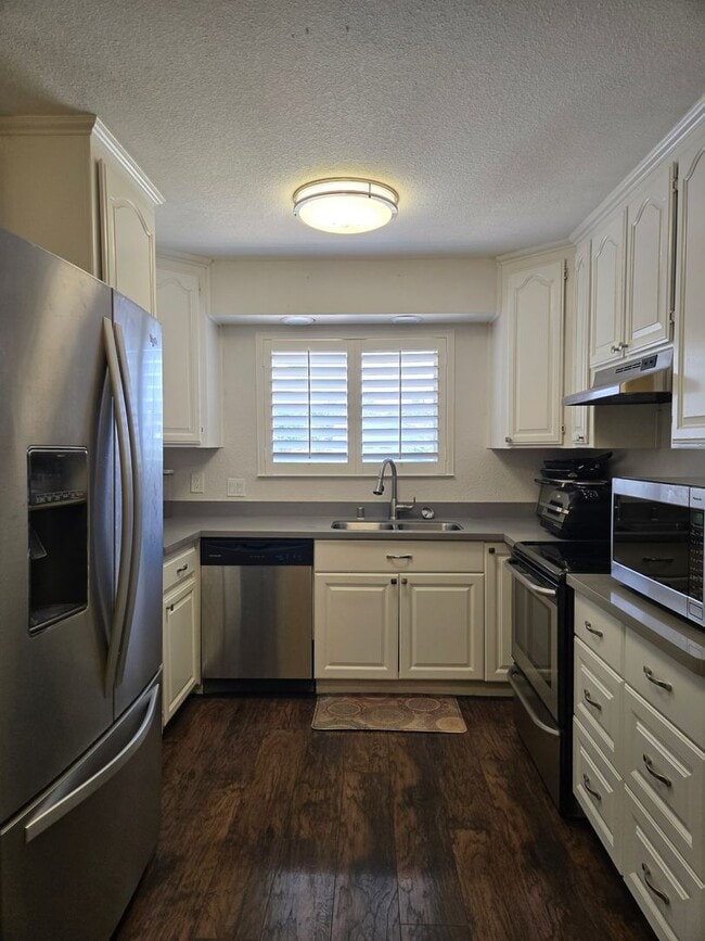 Building Photo - Beautifully Updated 3 Bed, 2 Bath House