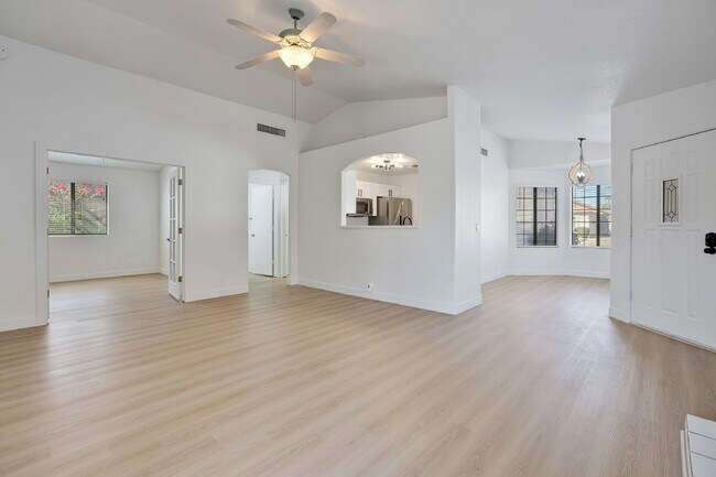 Building Photo - Beautiful home in gated community in Ahwatukee now available!