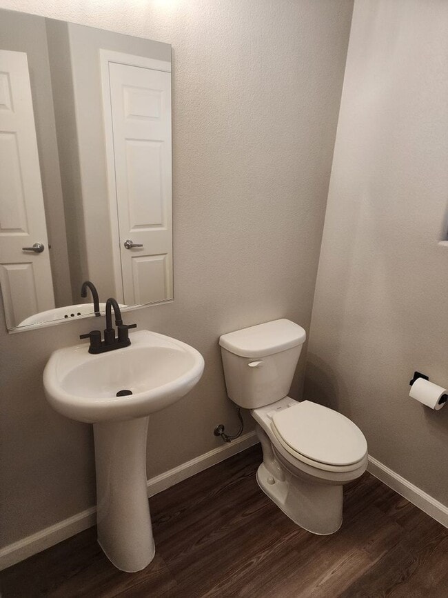 Building Photo - 3 bedroom/ 2 bath condo in gated community
