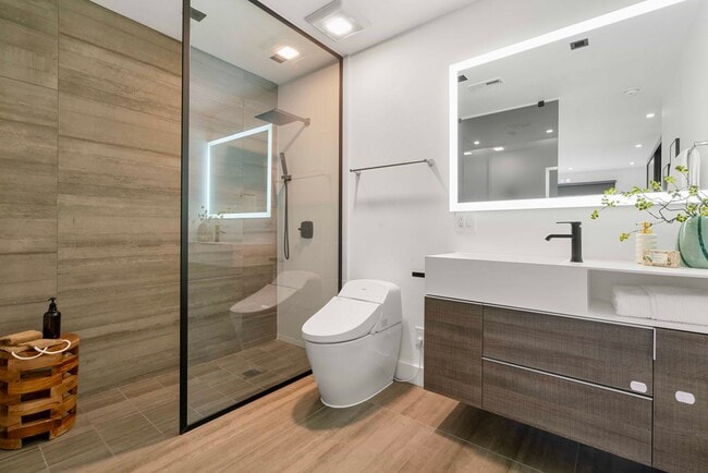 Building Photo - Updated and Modern 4 Bed + Office, 3.5 Bat...