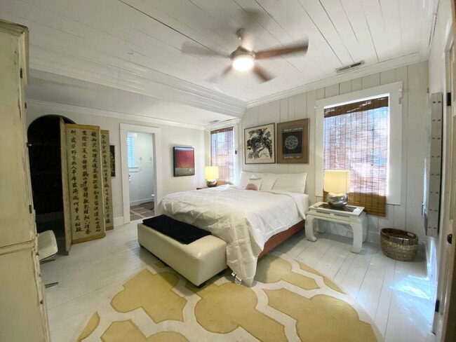 Building Photo - Looking for a lovely home that is fully furnished!