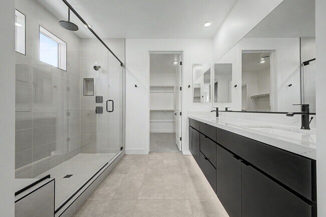 Building Photo - Alovita North 4 bedroom 3 baths