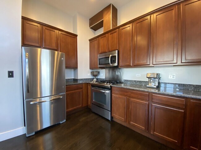 Building Photo - 744 N May St