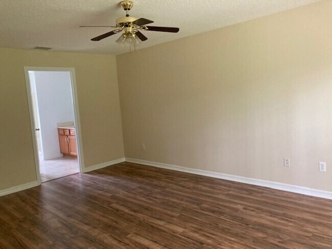 Building Photo - Beautiful 4/3/2 in desirable area! With Screened in porch