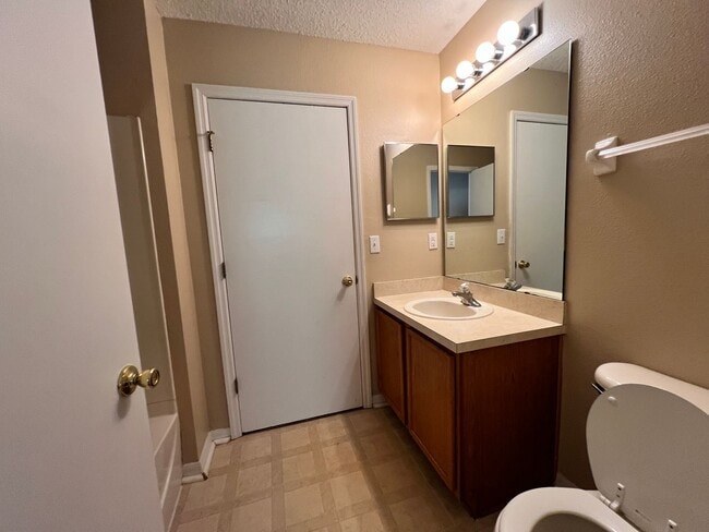 Building Photo - **COMING SOON** - 3/2 Townhome in Riversid...