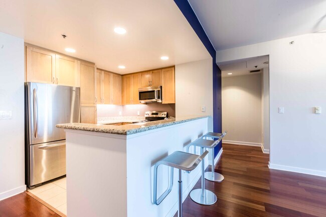 Building Photo - 250 King St