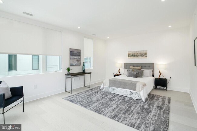 Building Photo - 142 S Front St