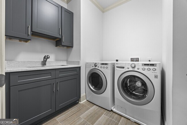 Building Photo - 1742 Helen Dr NE