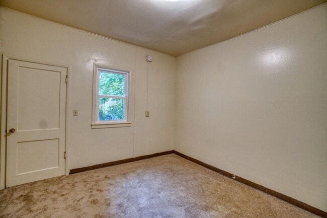 Building Photo - 129 Dell St