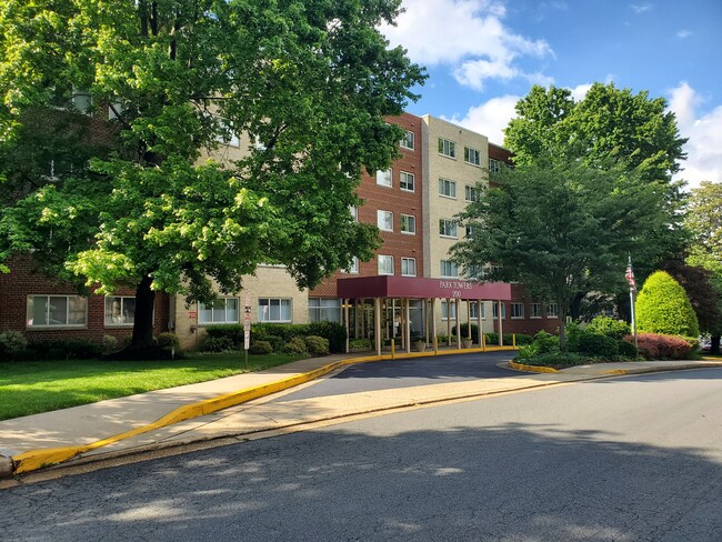 Main entrance, with private unit entrance on side of building - 200 N Maple Ave