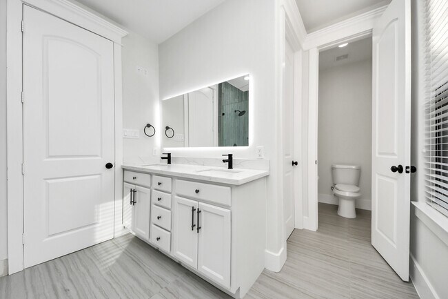 Building Photo - 916 W 20th St