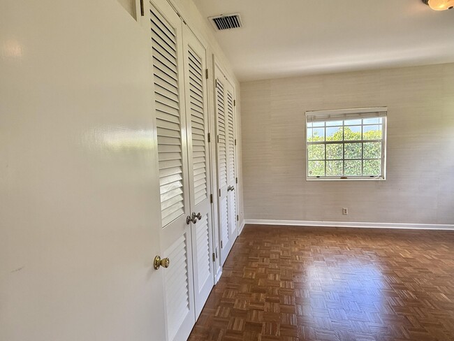 Building Photo - 206 Russlyn Dr