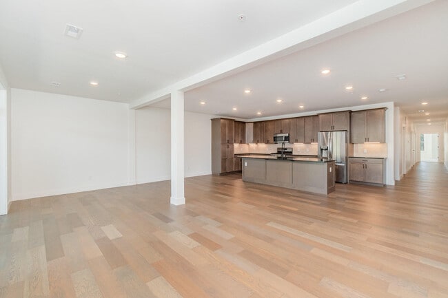 Building Photo - 617 Manhattan Blvd