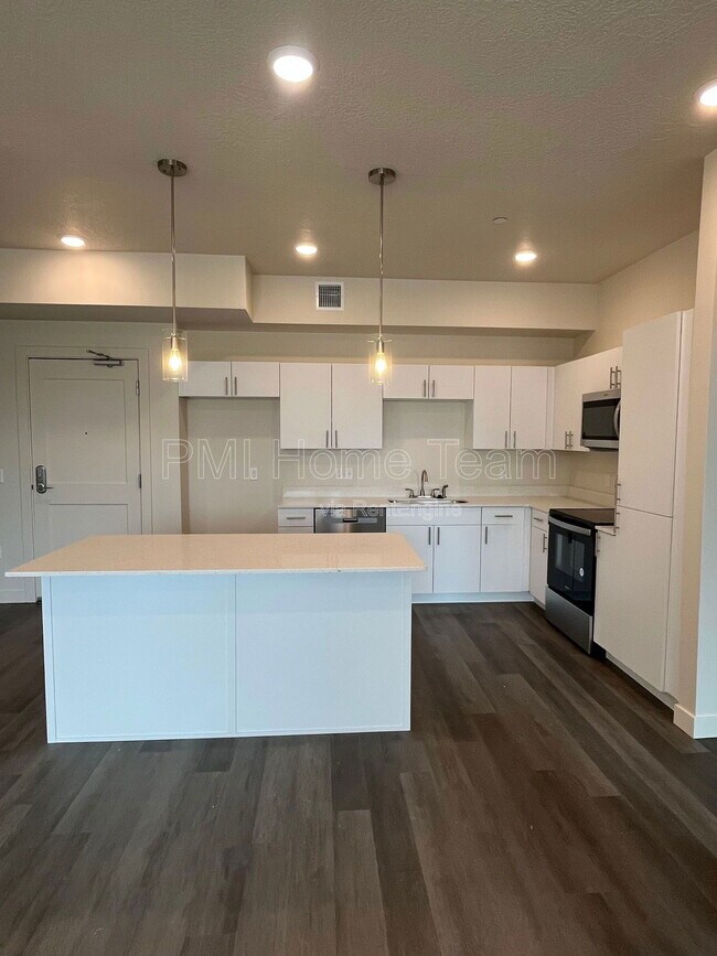 Building Photo - 155 E Ninth