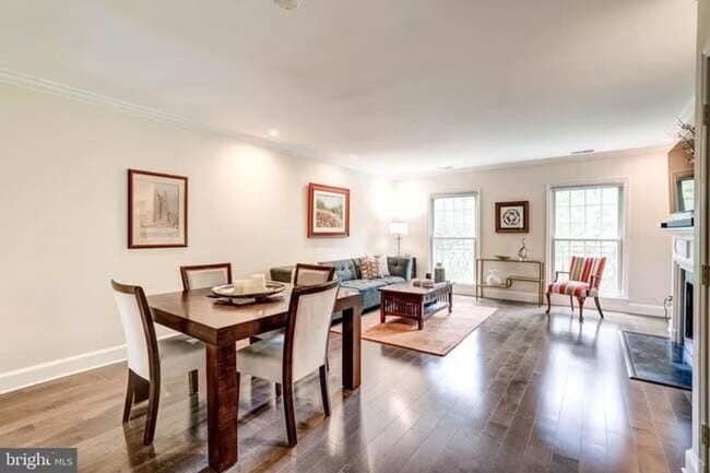 Building Photo - Sun-Drenched 2BR/2.5 BA Townhouse Condo in Gated Sutton Place