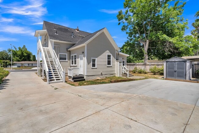 Building Photo - Charming Upstairs Unit near Riverside Plaza