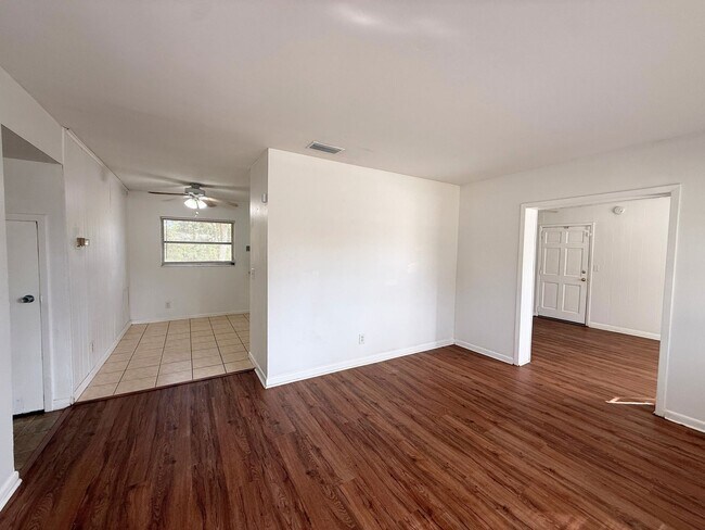 Building Photo - *Move-In Special!* - Sweet 3/1 Ranch Style Home in Arlington