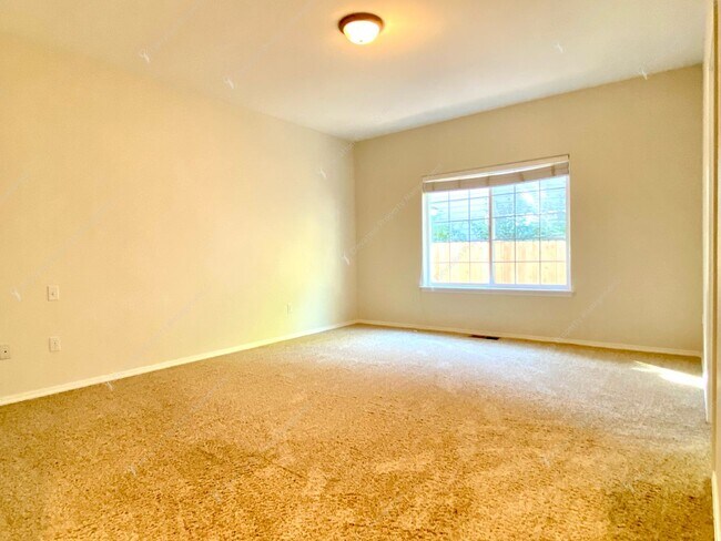 Building Photo - Beautiful, updated 3 BR on westside close to tons of recreation!