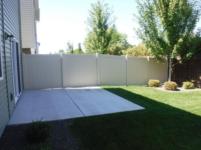 Building Photo - Beautiful and spacious 4 bed 2.5 bath home in Sovi Sub just off Eagle and Victory