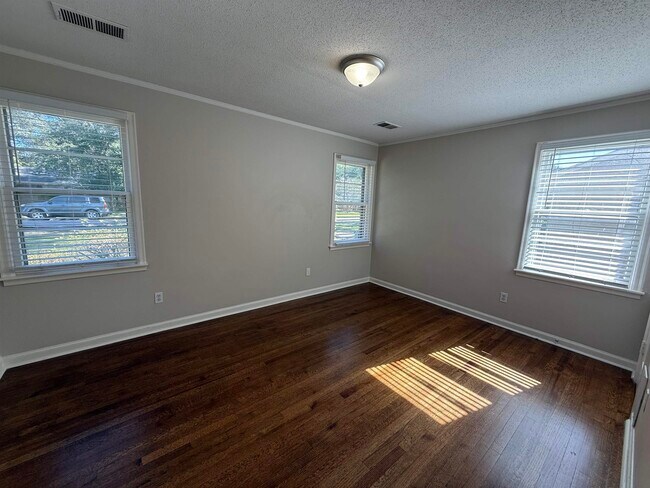 Building Photo - 1409 Dearing Rd