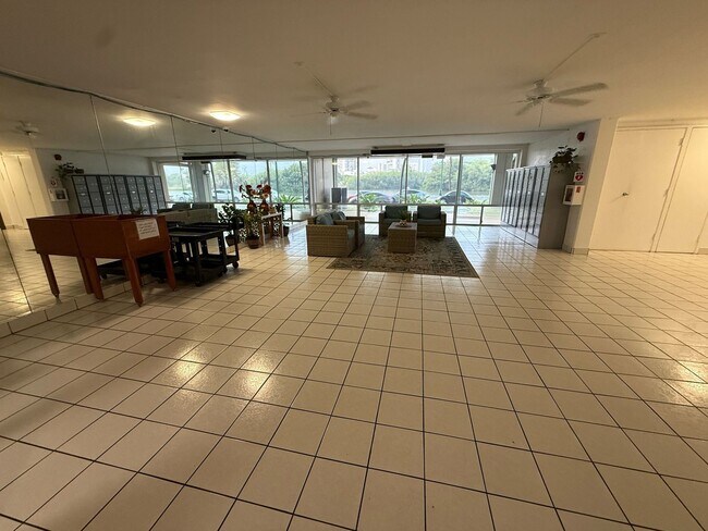 Building Photo - Beautiful High-Rise 1 Bedroom in Waikiki with Covered Parking