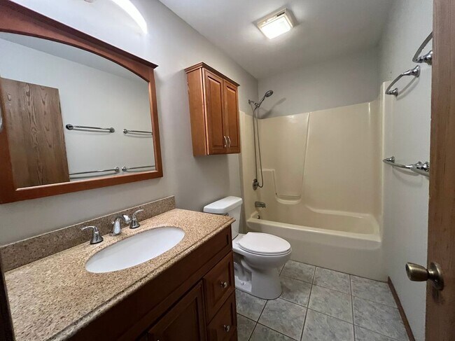 Building Photo - 852 Burr Oak Dr
