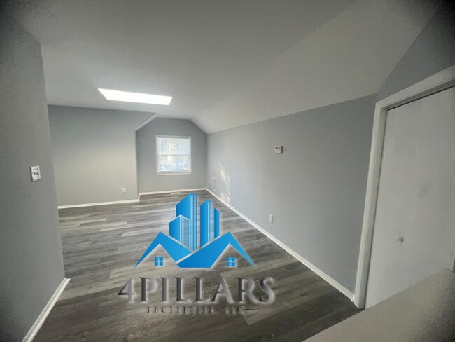 Building Photo - "Charming 3-Bedroom Home with Spacious Lay...